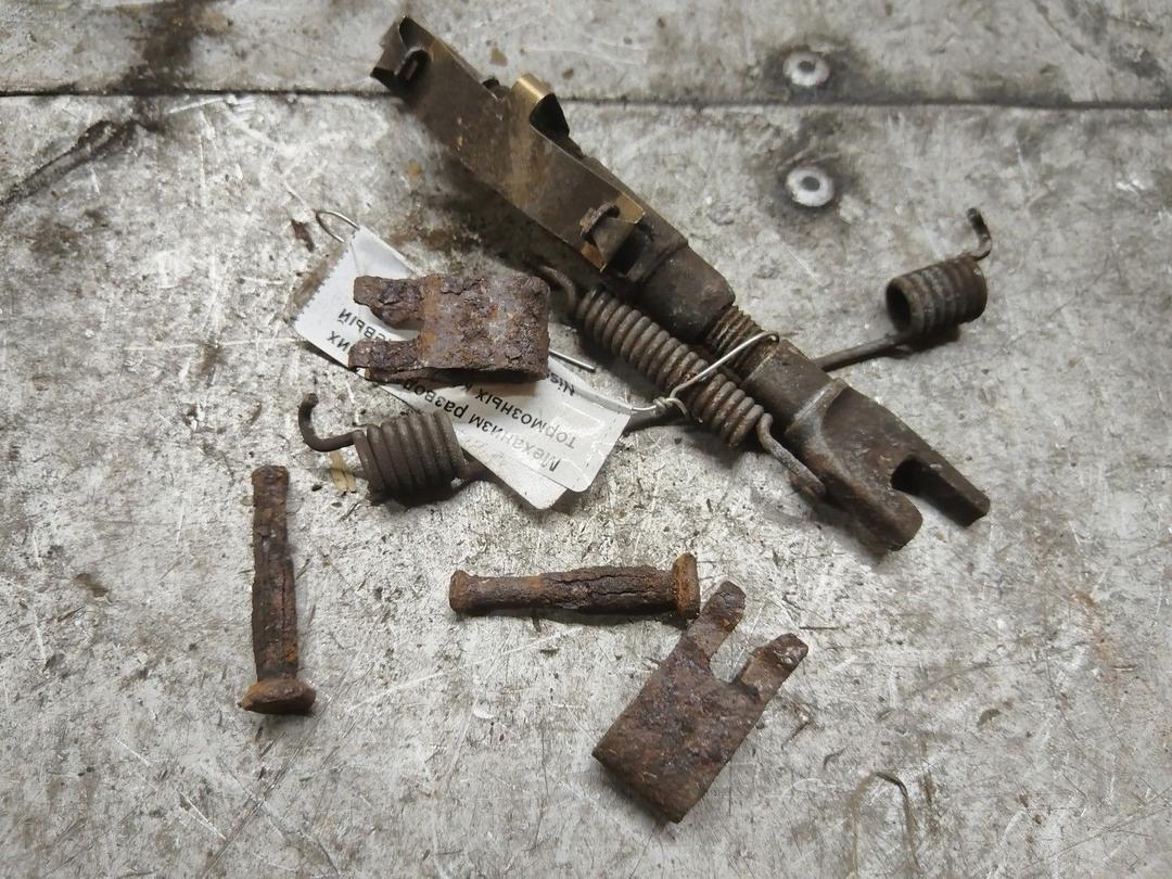 Механизм развода задних тормозных колодок левый 5GJ24X Nissan Micra