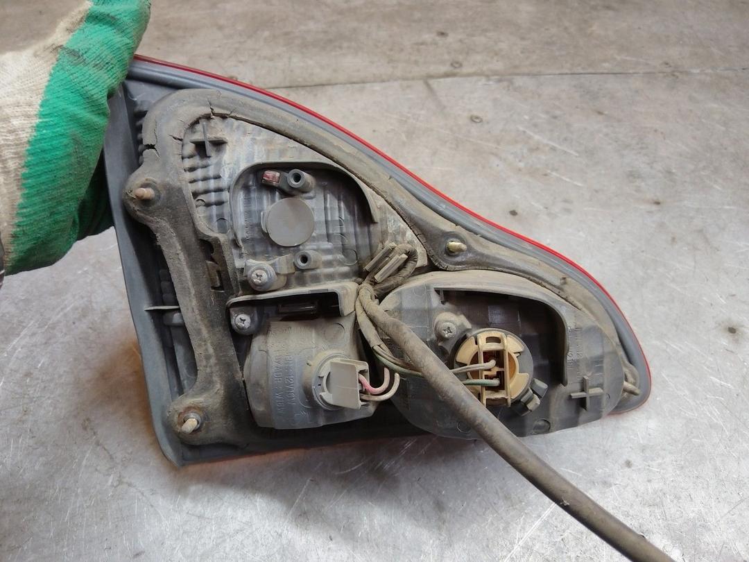 Фонарь крышки багажника правый ZKXGAA Toyota Avensis Verso купить в магазине запчастей бу