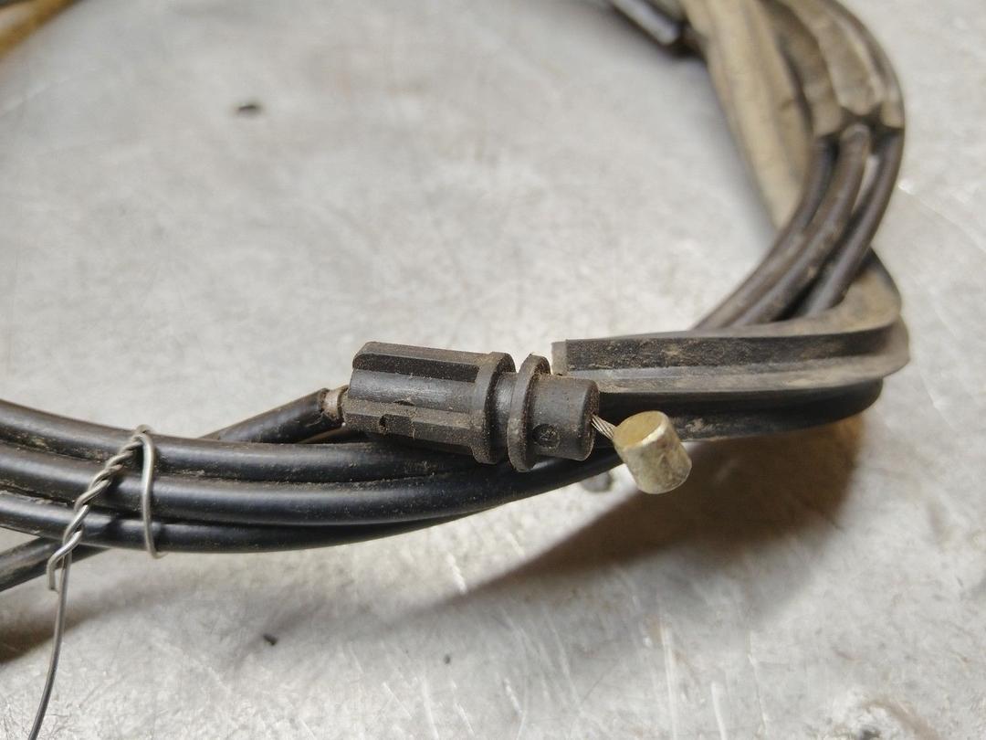 Трос открывания лючка топливного бака UQP01V Peugeot 406 купить с доставкой