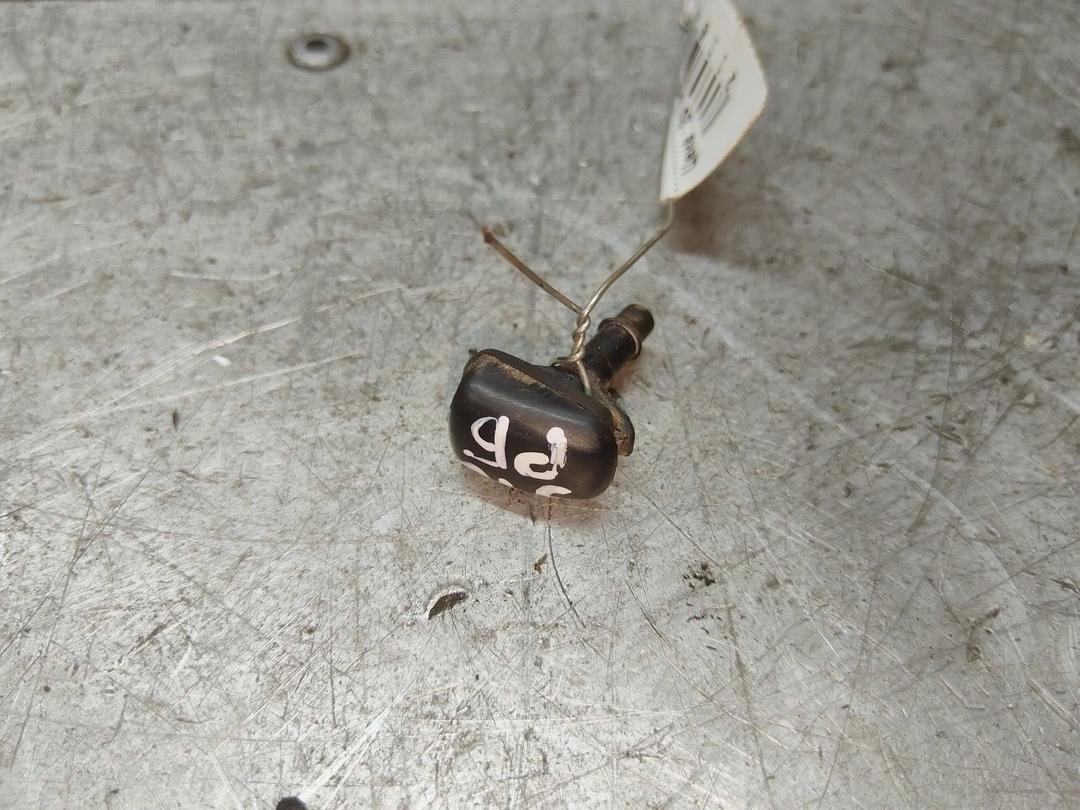 Форсунка омывателя AVUJH5 Mitsubishi Carisma