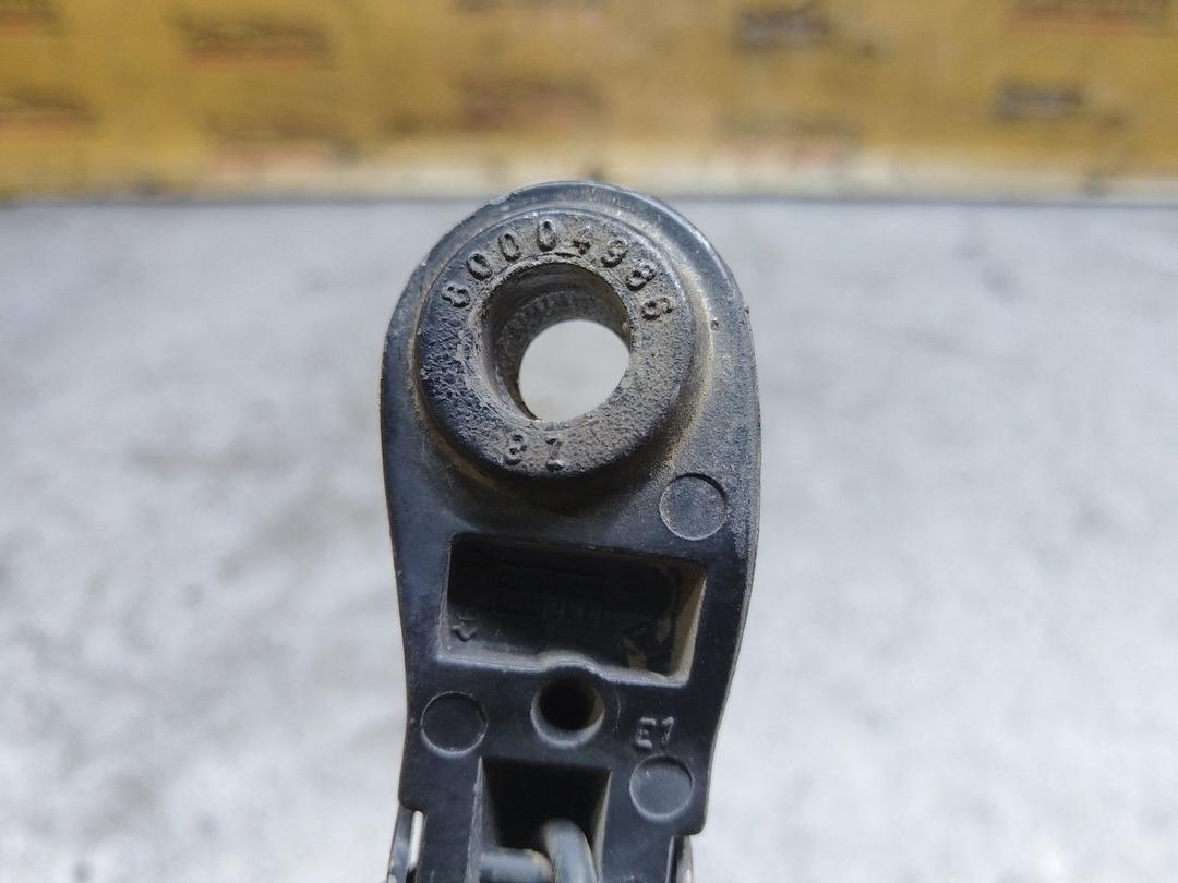 Щеткодержатель (поводок стеклоочистителя, дворник) HIE01U Renault Laguna купить в магазине запчастей бу