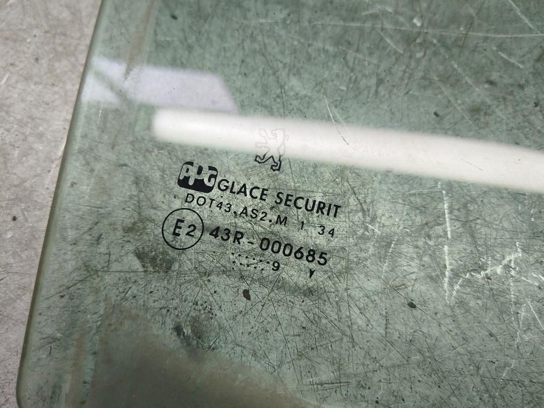 Стекло двери задней правой 7VB28D Peugeot 406 купить