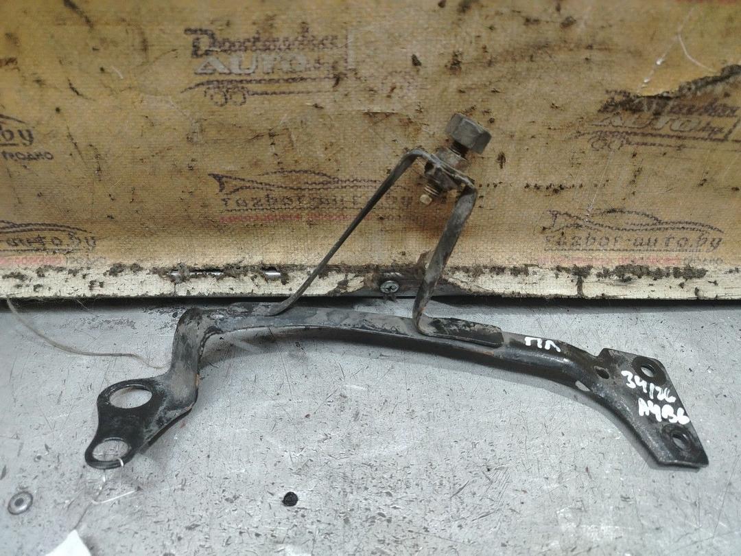 Кронштейн D8BVFT Audi A4 - Фото 1