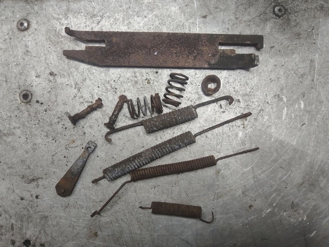 Механизм развода задних тормозных колодок левый Z42C1A Audi 80