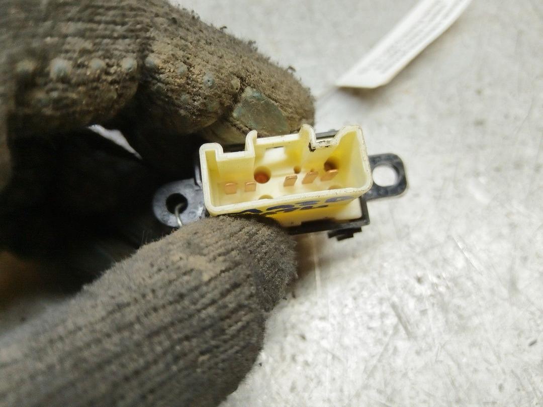 Кнопка стеклоподъемника заднего левого G0PPF6 Mazda Premacy купить с доставкой