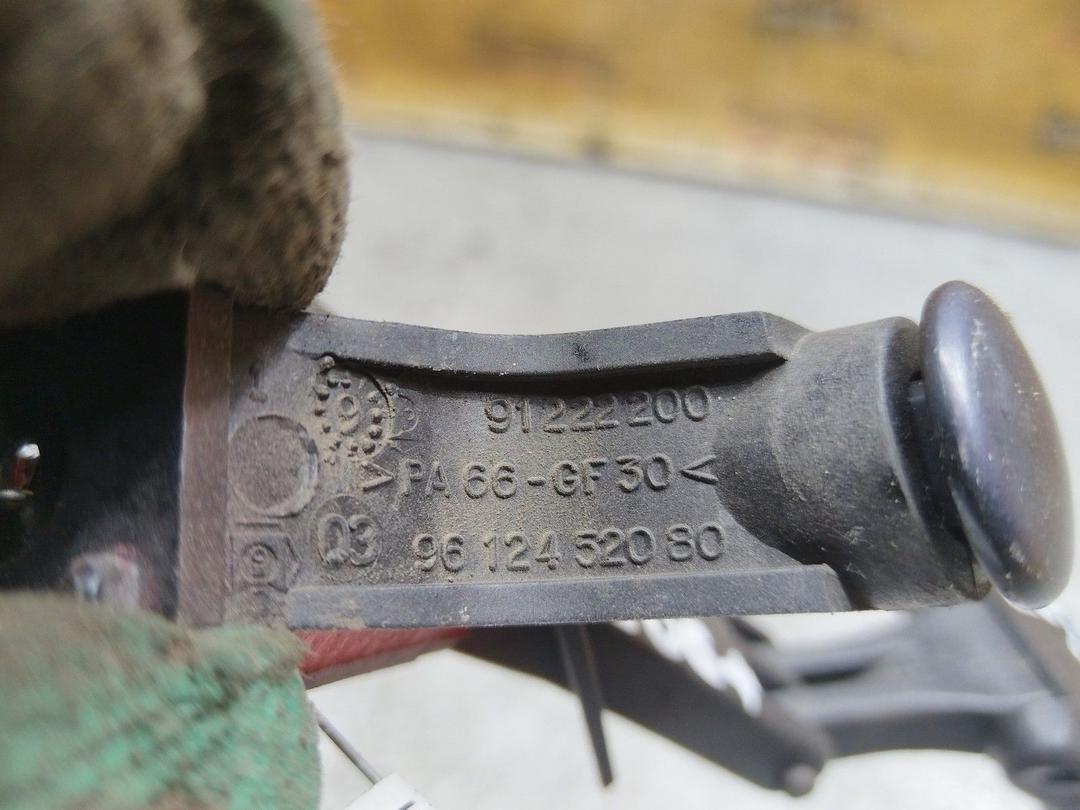 Ручка открытия заднего бокового стекла HL8UP2 Peugeot 206 купить в магазине запчастей бу