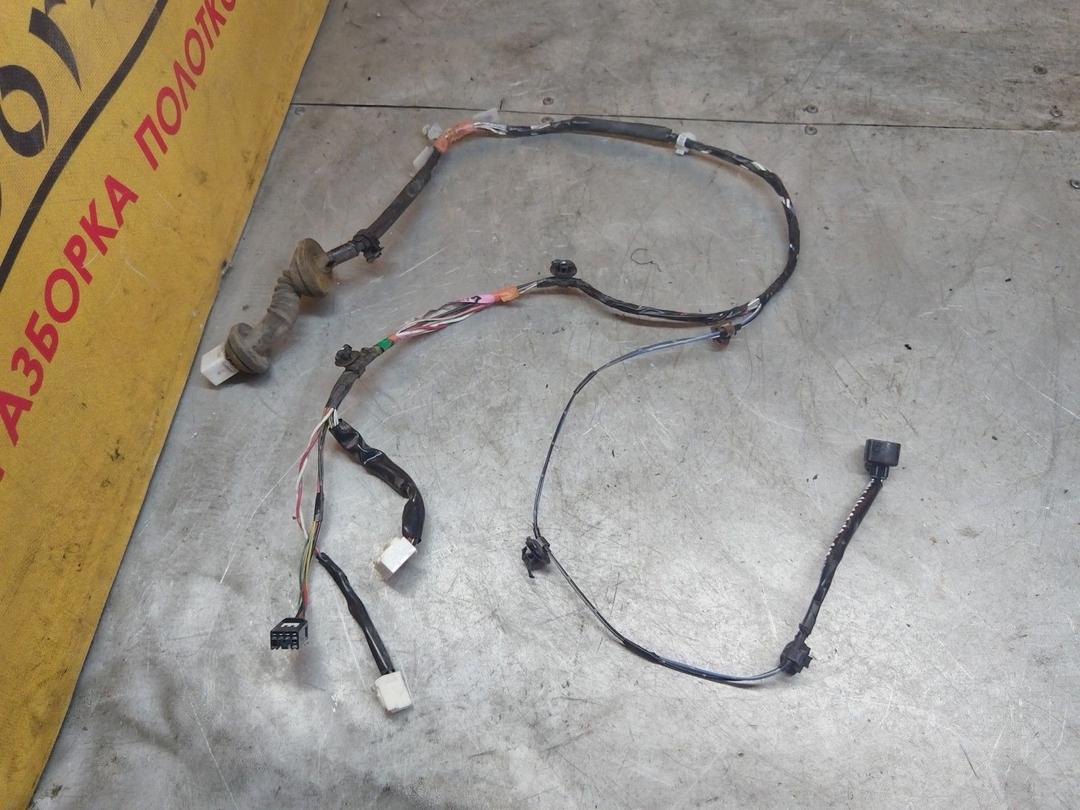 Проводка двери задней правой CU65GA Toyota Avensis Verso