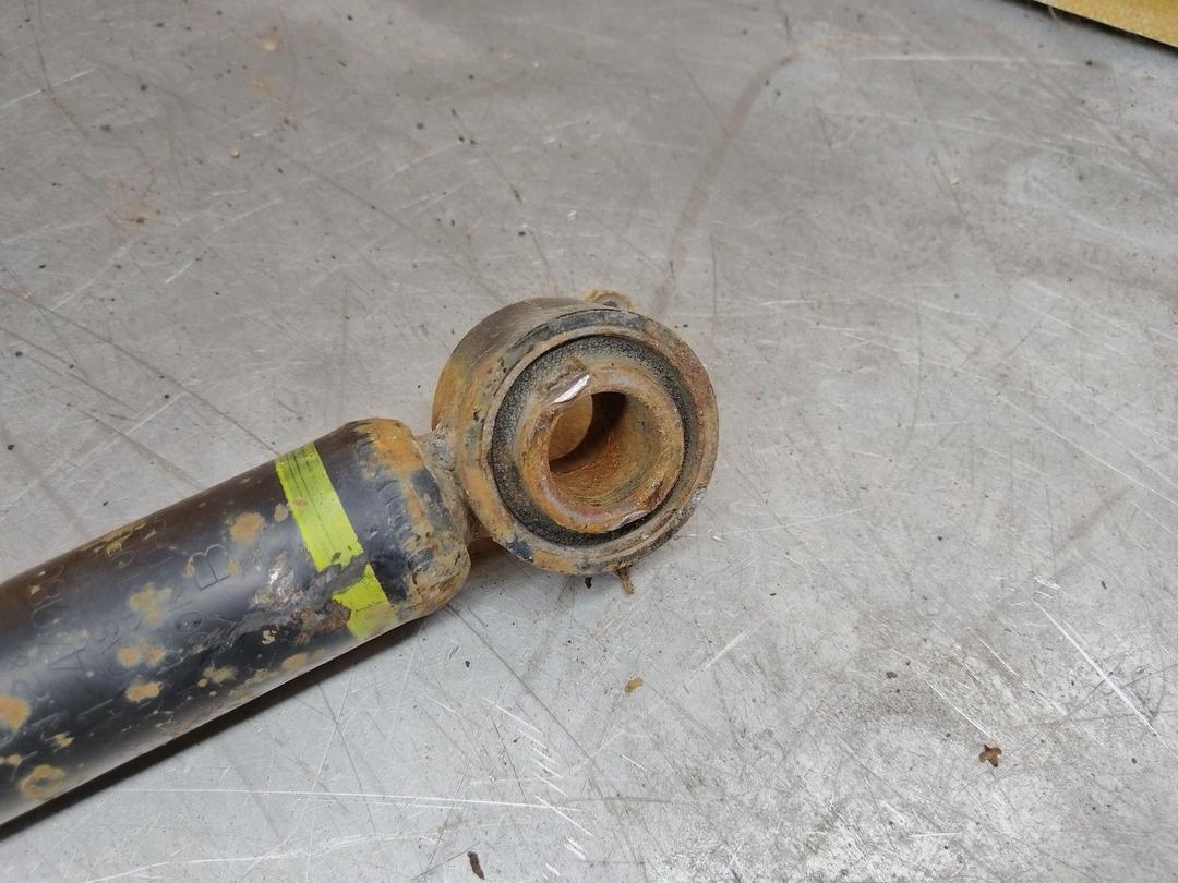 Амортизатор задний правый WT45UC Toyota Avensis Verso - Фото 3