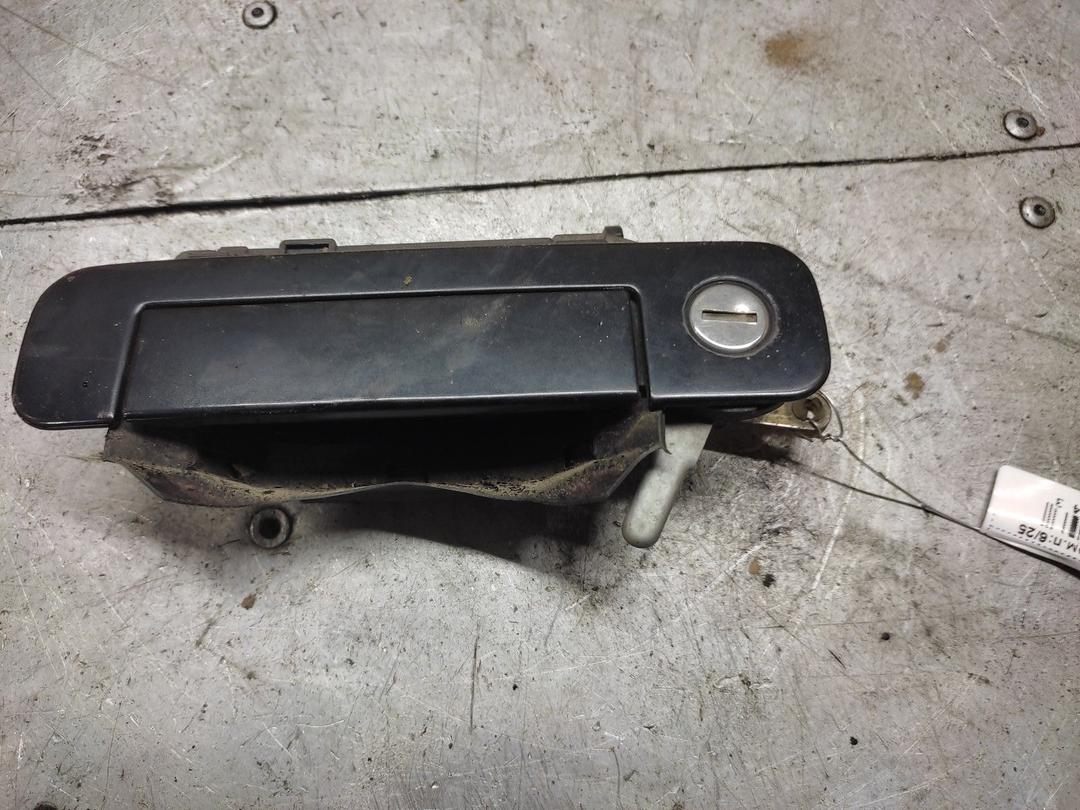 Ручка наружная передняя левая WR8Y14 Audi 80 купить