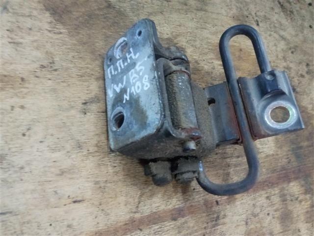 Петля двери передней правой 575188 Volkswagen Passat
