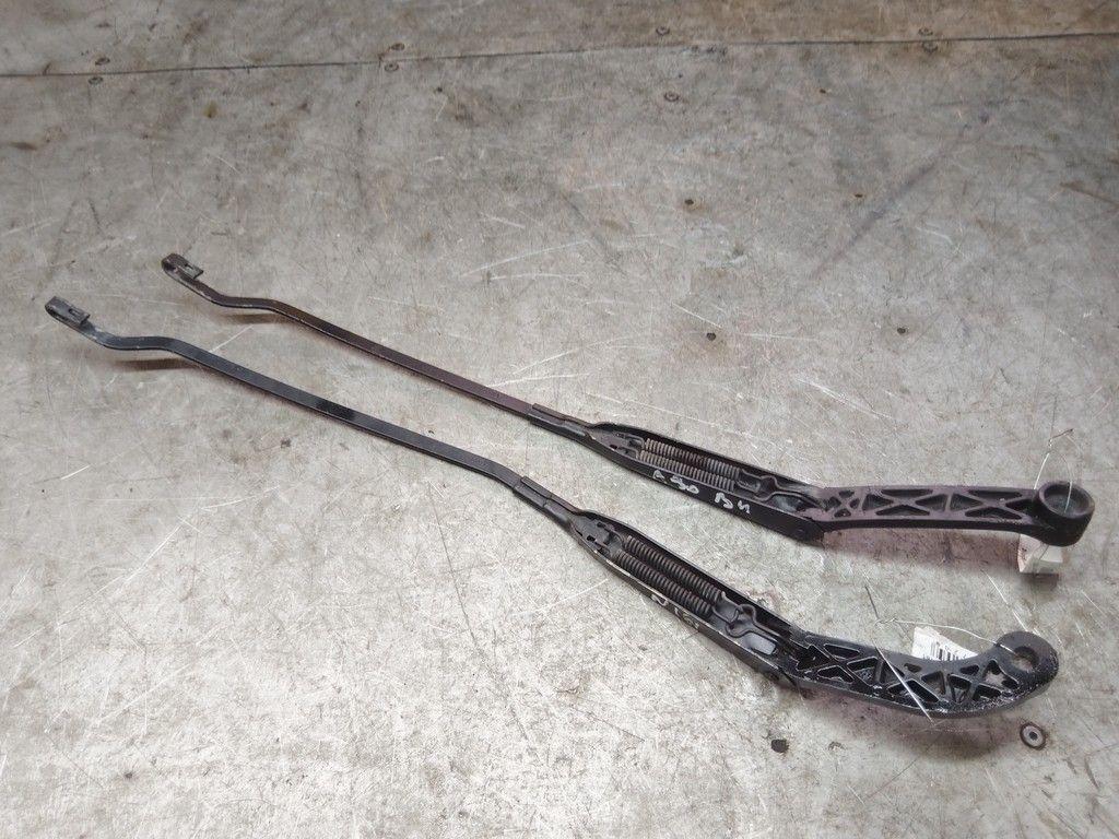 Щеткодержатель (поводок стеклоочистителя, дворник) D6UFG3 Audi 80
