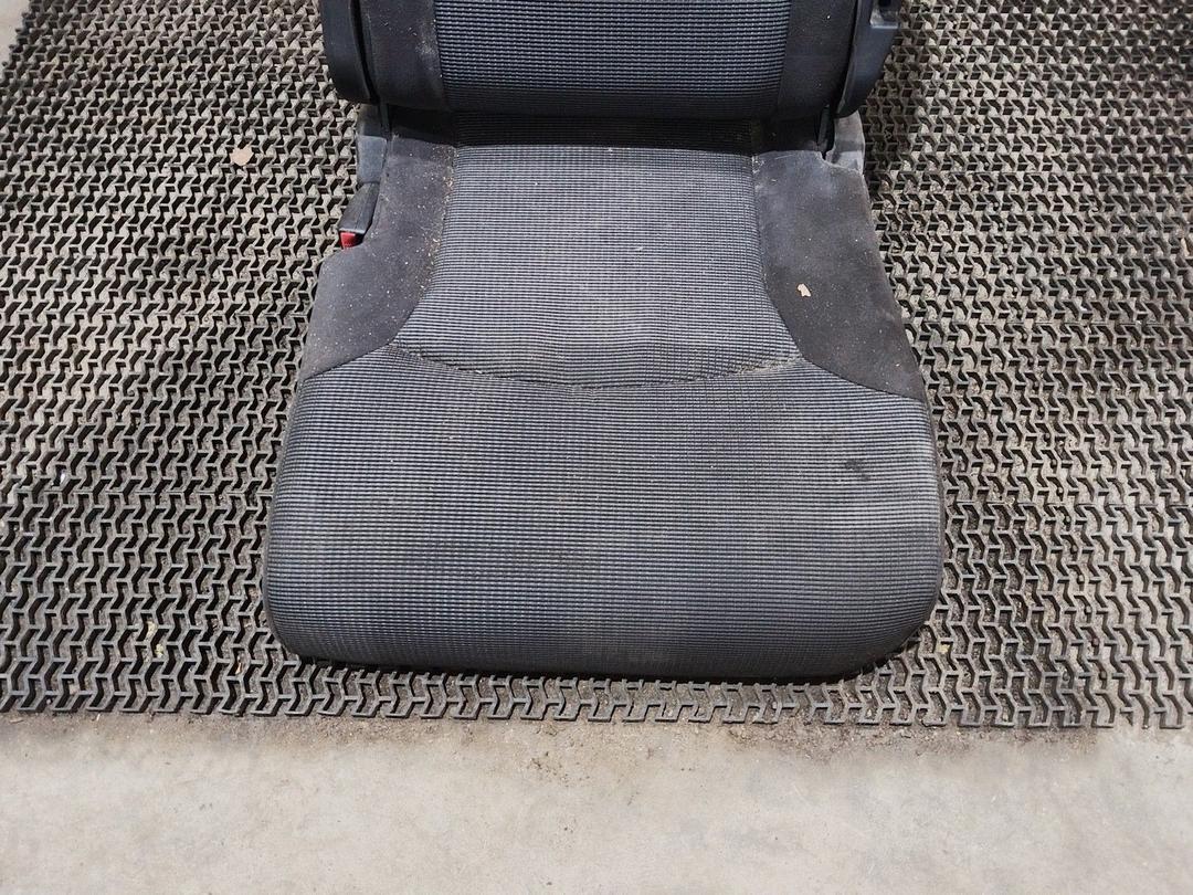 Сиденье третий ряд INERJI Mitsubishi Grandis купить в магазине запчастей бу