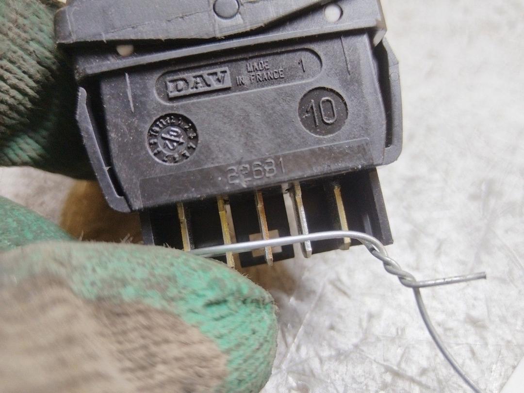 Кнопка стеклоподъемника переднего правого RM7IPG Citroen Xsara Picasso купить в магазине запчастей бу