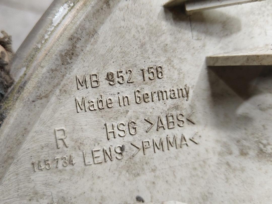 Поворотник правый 54J8W7 Mitsubishi Carisma undefined