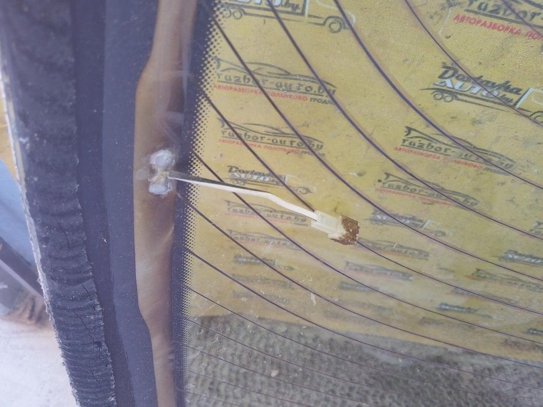 Стекло заднее YR77L8 Mitsubishi Carisma купить в магазине запчастей бу