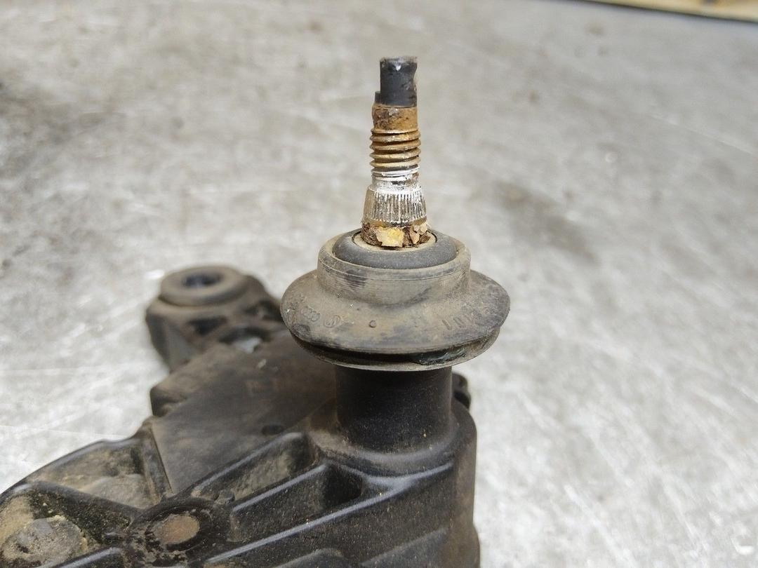 Моторчик заднего стеклоочистителя (дворника) T1ANYU Audi 80 купить в магазине запчастей бу