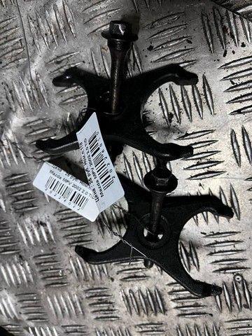 Скоба (кронштейн) крепления форсунки B1KK3J Mazda MPV - Фото 1