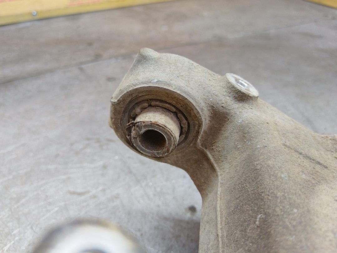 Кулак задний правый E0TCF1 Volkswagen Passat купить с доставкой