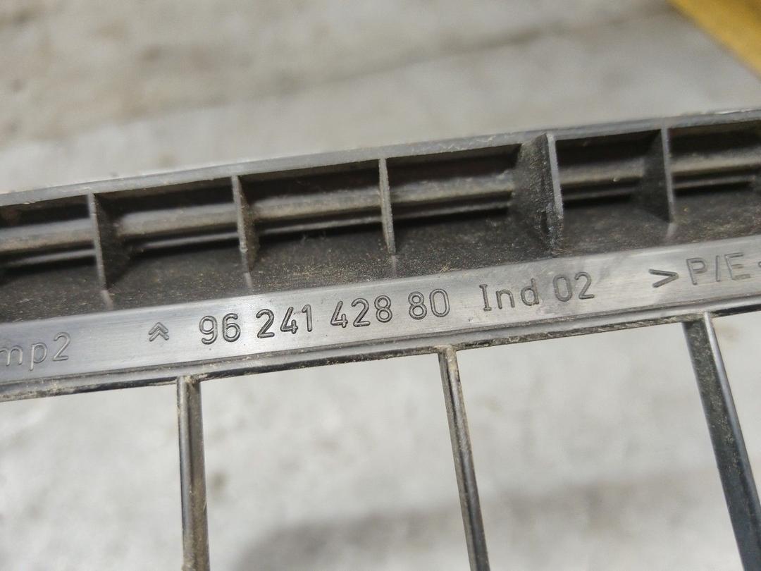 Решетка вентиляции кузова O0N912 Peugeot 406 купить с доставкой