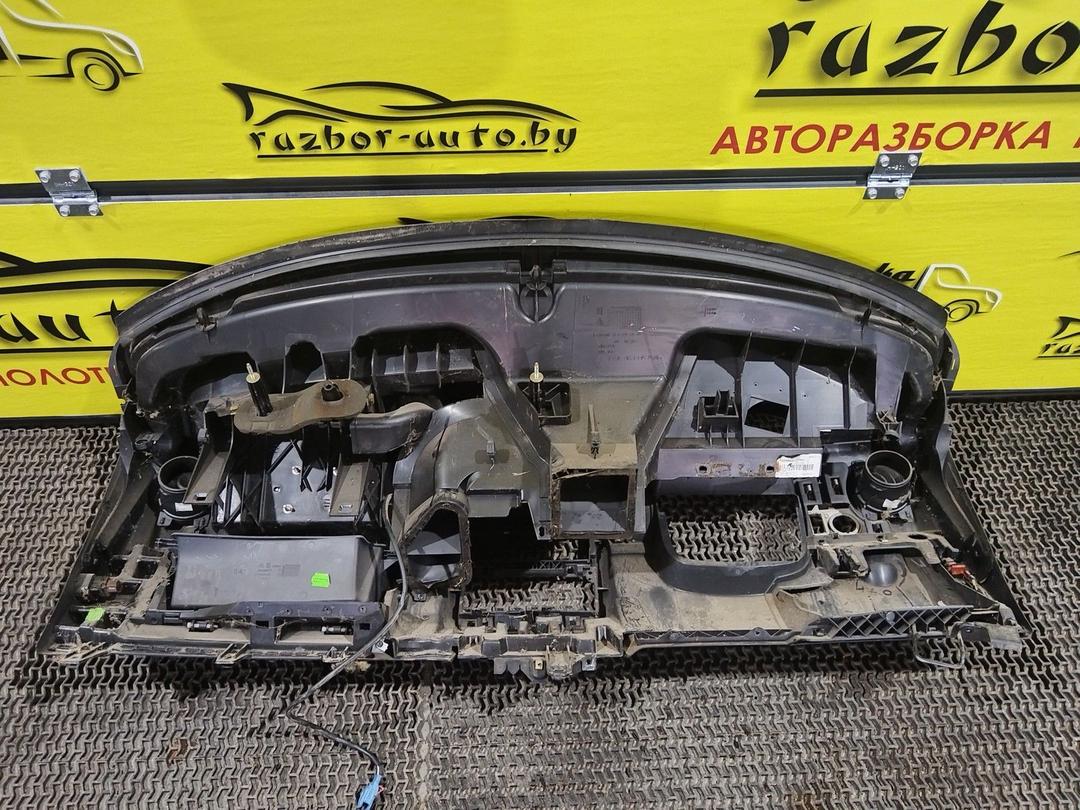 Панель передняя салона (торпедо) 7SG139 Peugeot Partner undefined