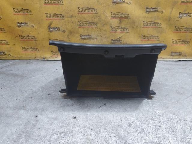 Бардачок Y2W559 Mitsubishi Carisma купить на авторазборке