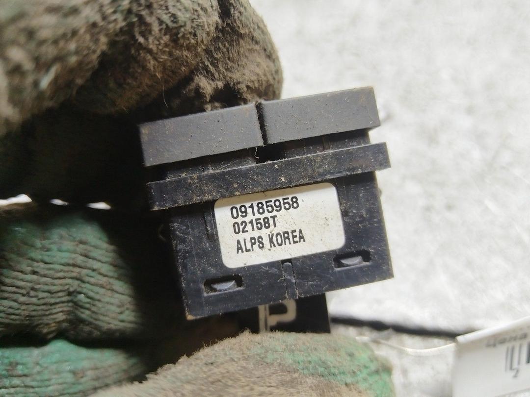 Кнопка стеклоподъемника переднего правого NZ6CUZ Opel Vectra купить в магазине запчастей бу