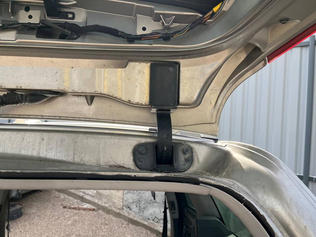 Петля крышки багажника 081N3I Volvo XC70 - Фото 1