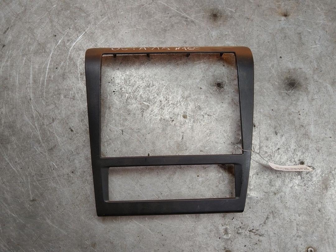 Рамка под магнитолу 7N7VUU Skoda Octavia