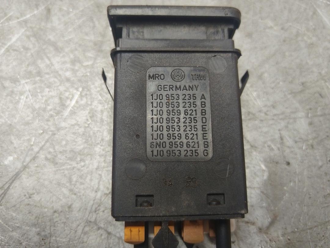 Кнопка подогрева заднего стекла O2QEND Volkswagen Golf купить в магазине запчастей бу