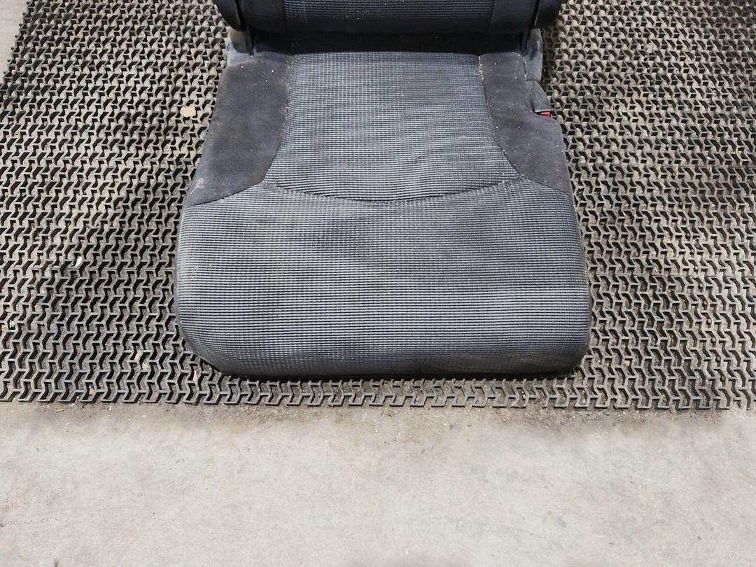 Сиденье третий ряд AMOBIM Mitsubishi Grandis купить в магазине запчастей бу