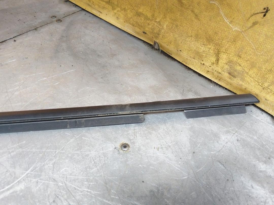 Молдинг стекла двери передней правой наружный XCTWLL Hyundai Trajet купить в магазине запчастей бу