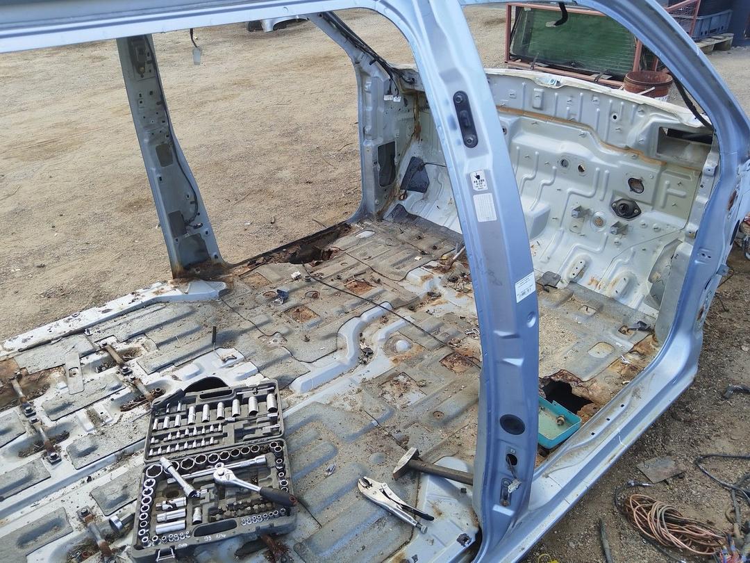 Стойка кузовная центральная правая TWJ5FB Kia Carnival купить с доставкой