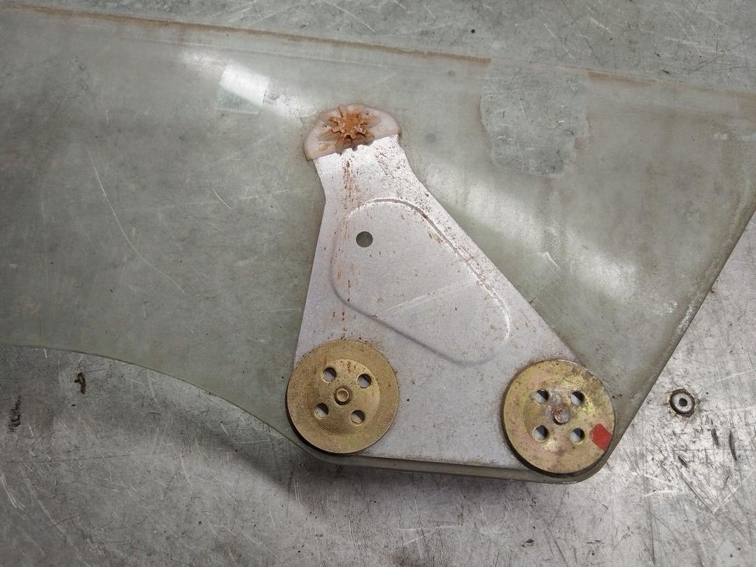 Стекло двери задней правой 0F5BEF купить на авторазборке