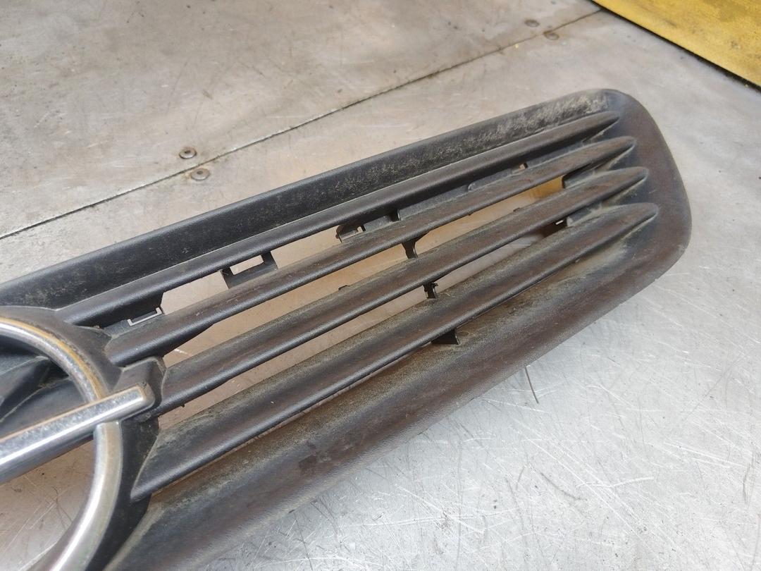 Решетка капота V1ZJSR Opel Astra купить