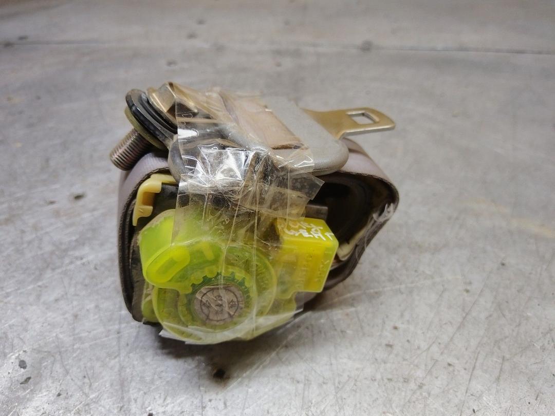 Ремень безопасности задний центральный F4RU73 Mazda Premacy купить