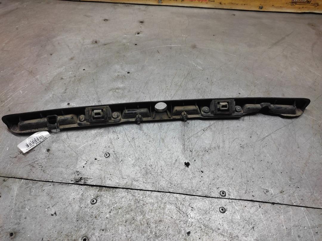 Накладка подсветки номера CB0V8E Audi A4 - Фото 2