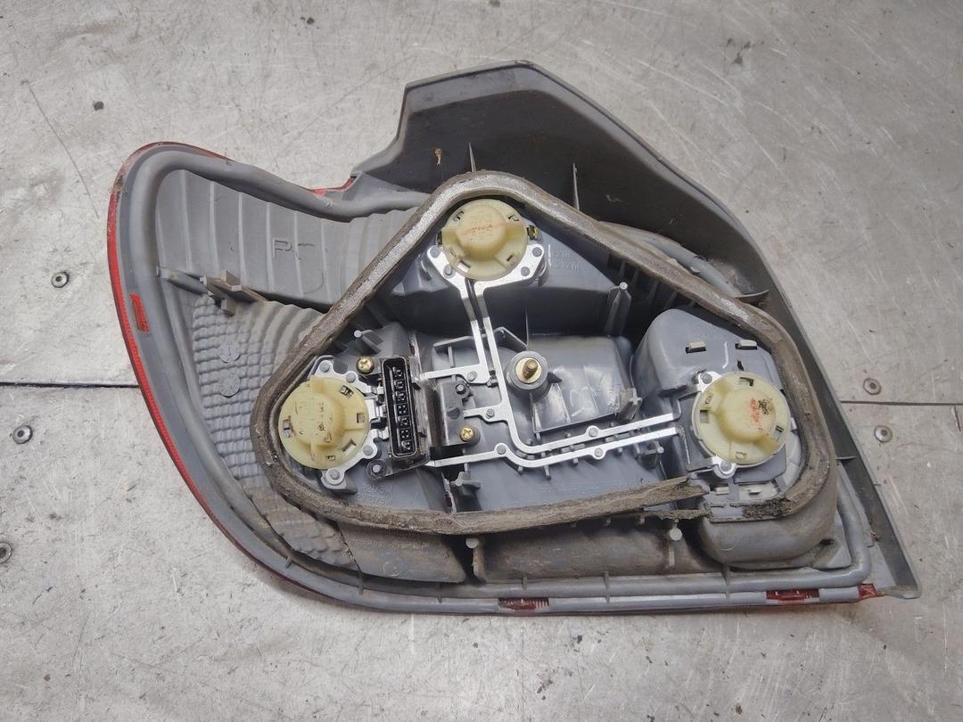 Фонарь задний правый IL5AE6 Toyota Yaris купить в магазине запчастей бу