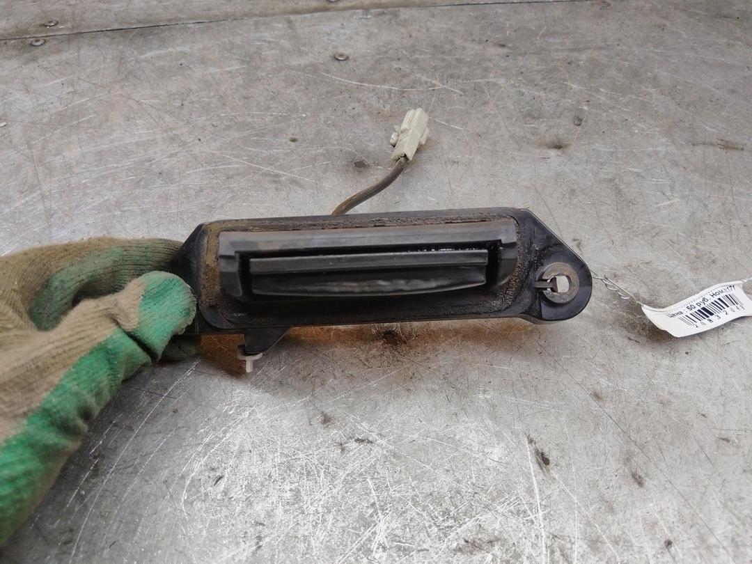 Кнопка открытия багажника HU9CKH Toyota Avensis Verso - Фото 4