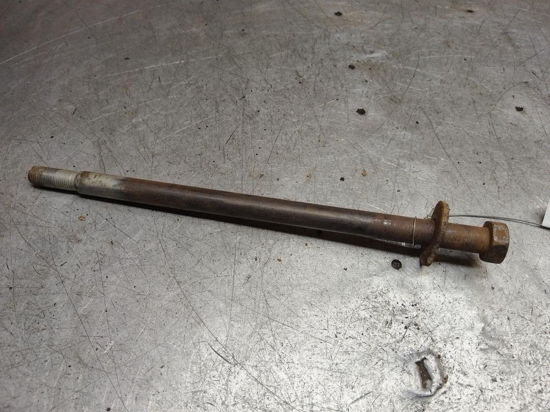 Болт крепления задней ступицы E9MV31 Mazda Premacy - Фото 1