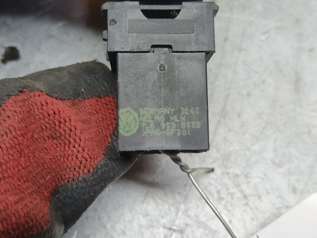 Кнопка стеклоподъемника заднего левого DXVRM6 Volkswagen Passat купить на авторазборке