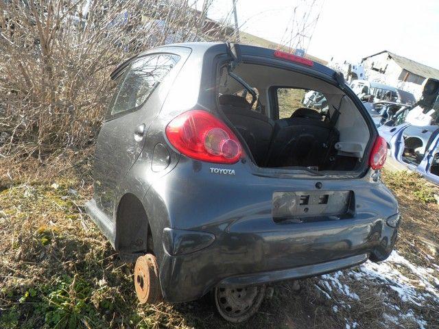 Уплотнитель двери задней левой Q8J1GO Toyota Aygo - Фото 1