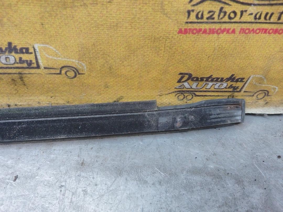 Молдинг стекла двери передней правой наружный J97196 Volkswagen Passat купить на авторазборке