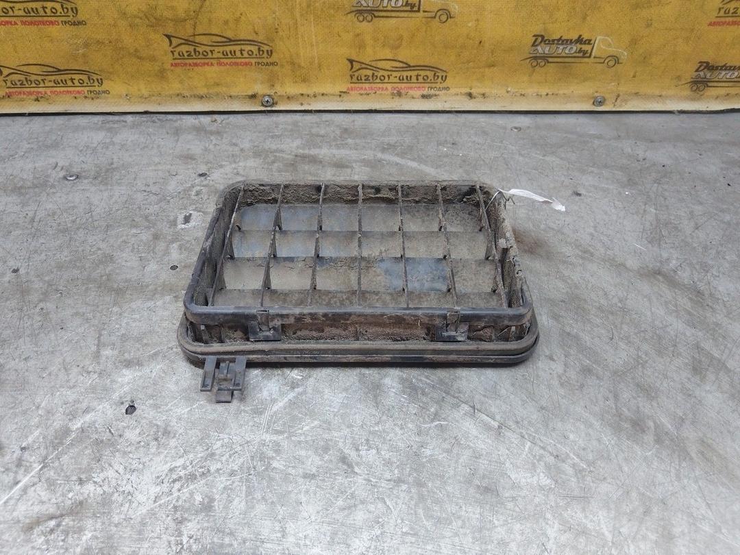 Решетка вентиляции кузова RI5N84 Mercedes C W202