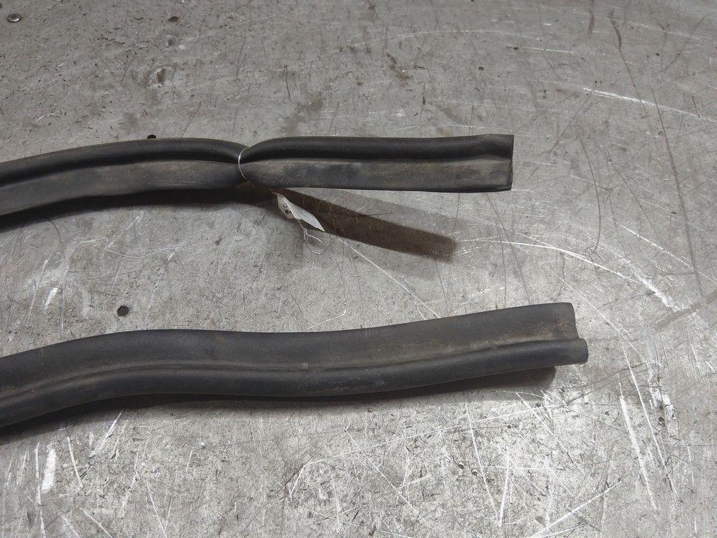 Уплотнитель капота RZH0PB Volkswagen Jetta - Фото 3