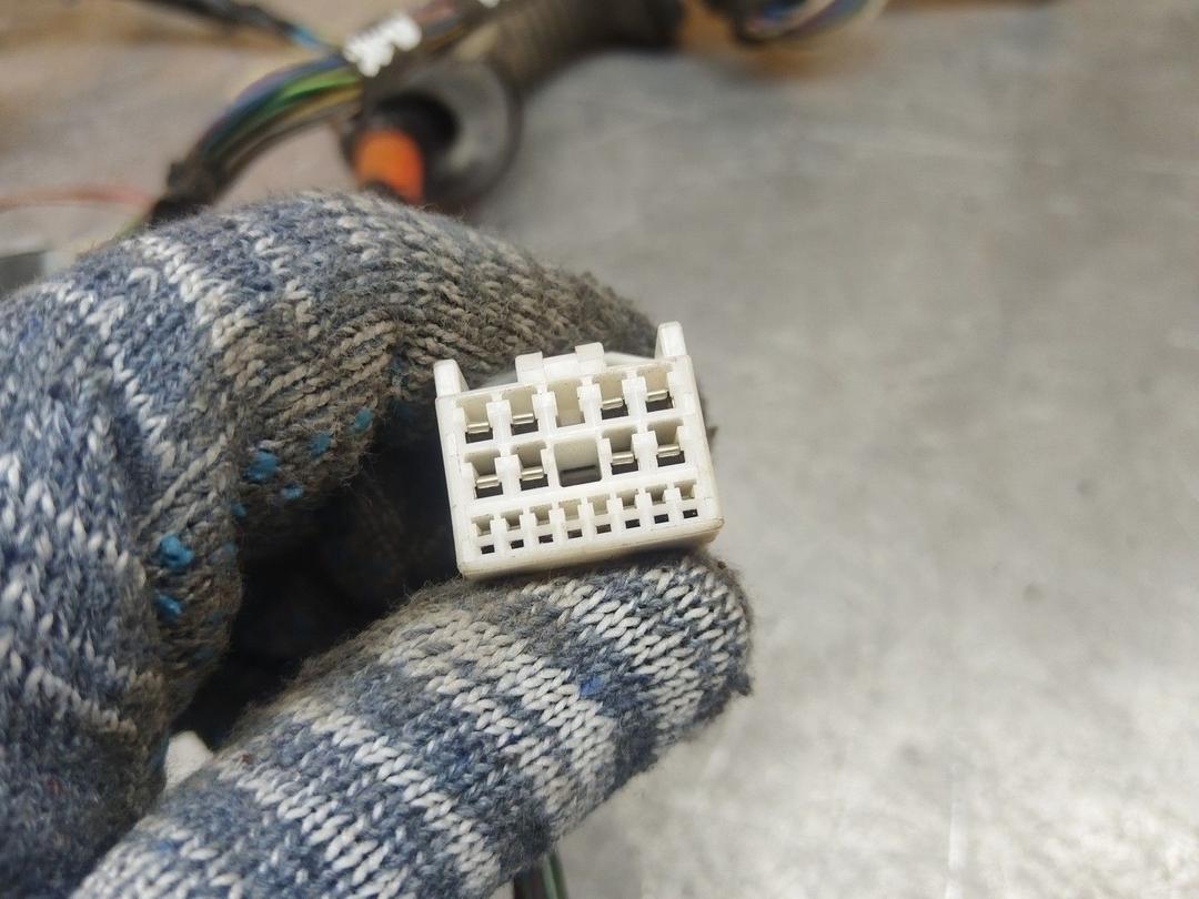 Проводка двери передней правой I3229Q Toyota Avensis купить