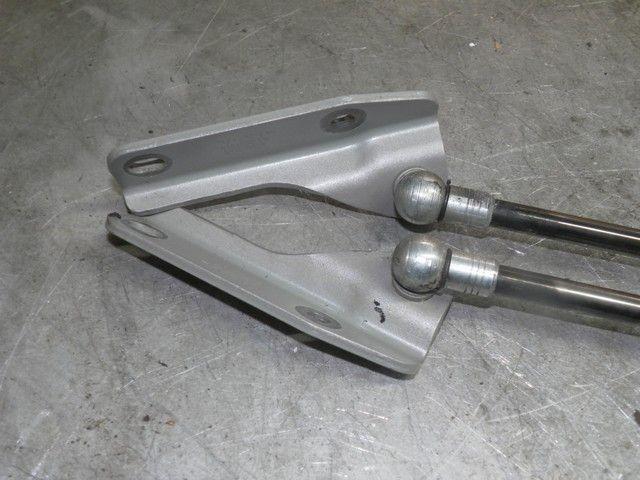 Амортизатор крышки багажника (3-5 двери) 0KX2GK Volvo V70 - Фото 3