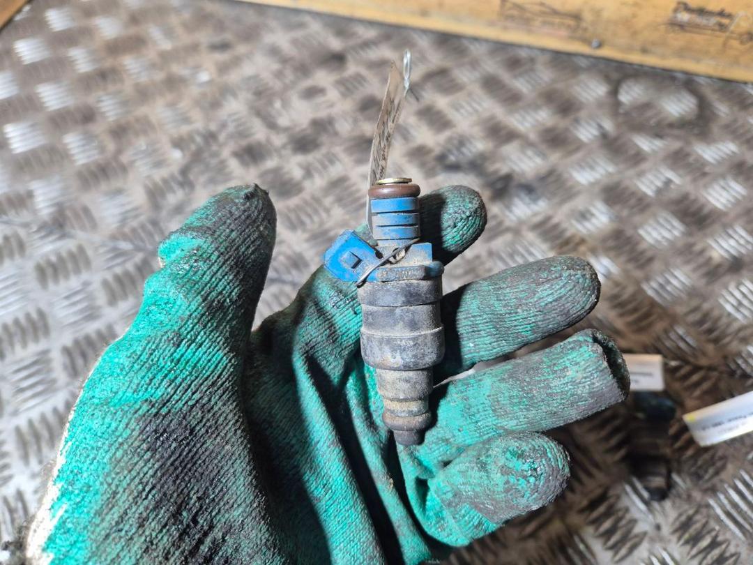 Форсунка 01CF05 Volkswagen Passat купить в магазине запчастей бу