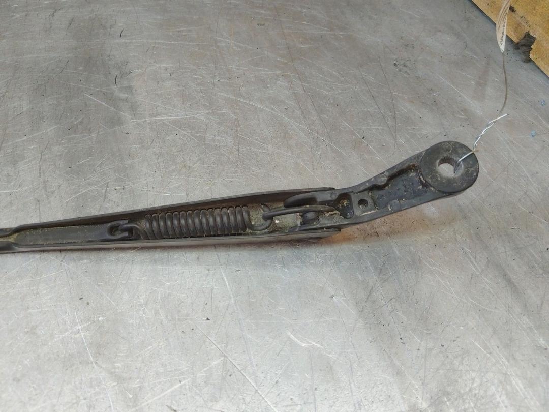 Щеткодержатель (поводок стеклоочистителя, дворник) JS285N Volkswagen Passat купить с доставкой