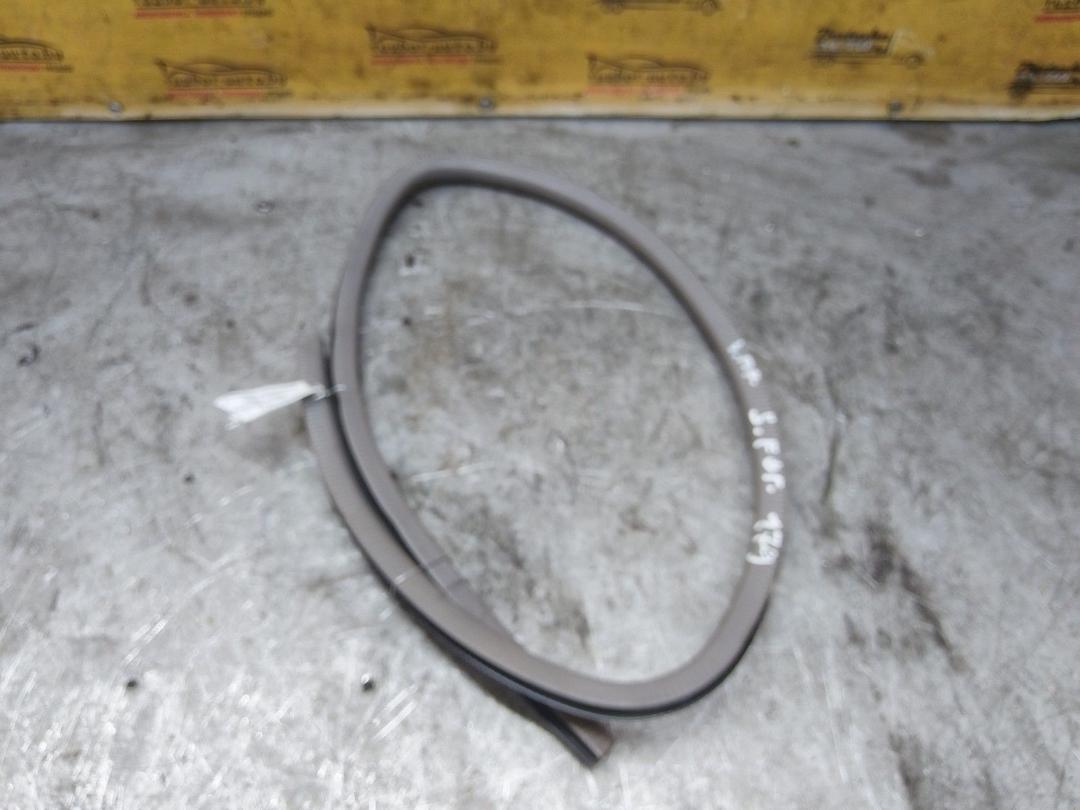 Уплотнитель двери задней правой 43D9G1 Subaru Forester