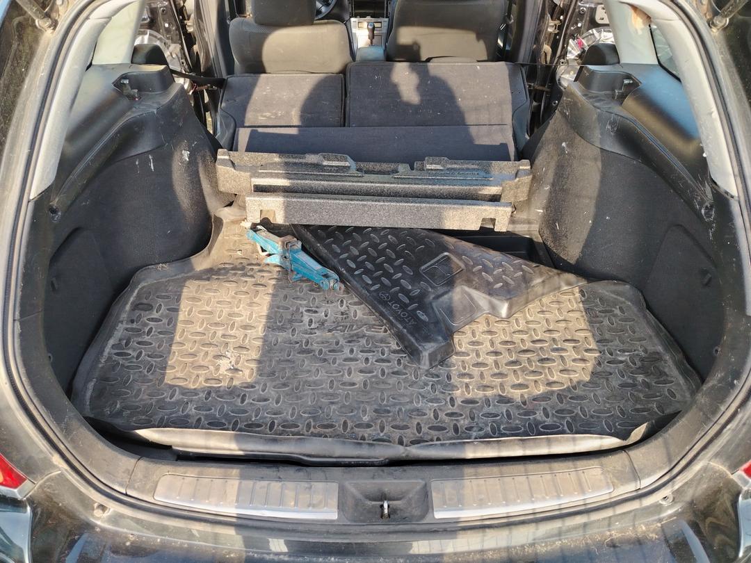 Накладка замка багажника FYJN17 Toyota Avensis